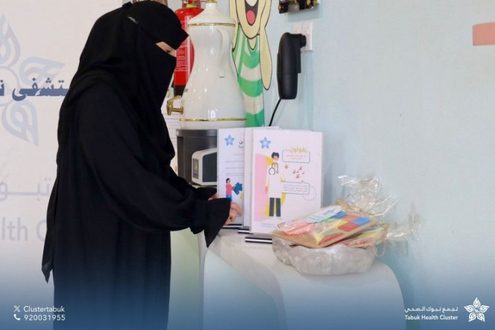 مستشفى تيماء العام يفعّل اليوم العالمي للتوحد بركن توعوي في مركز سكر للترفيه