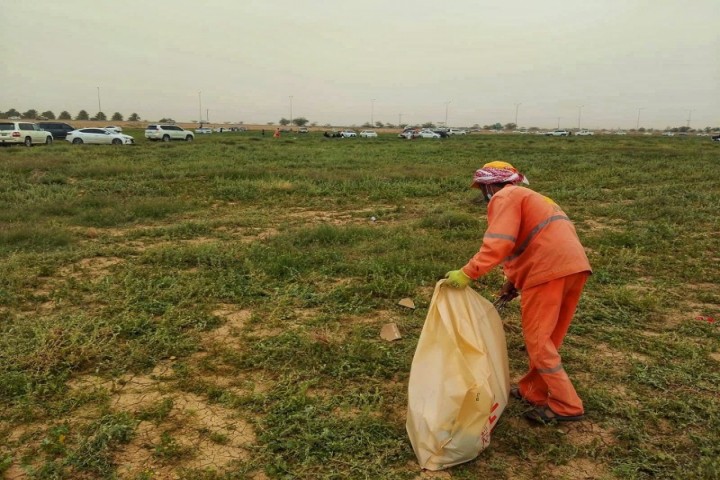 بلدية البدائع تواصل أعمال النظافة في مناطق التنزهات
