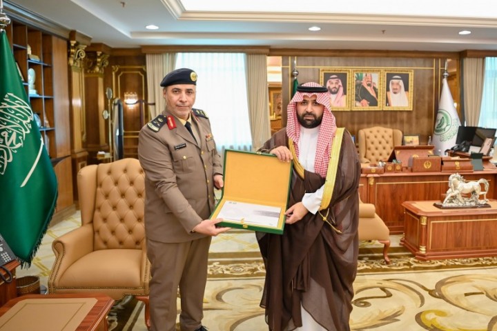 أمير جازان يطّلع على تقرير الدفاع المدني وخططه لتعزيز السلامة