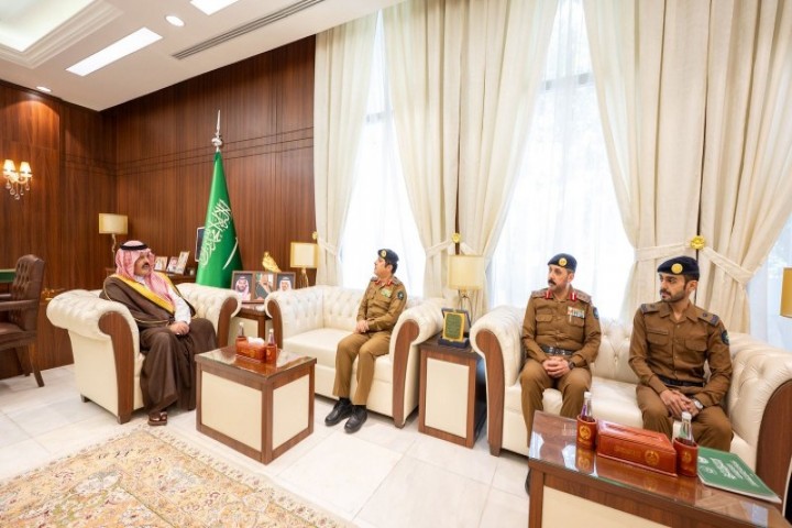 أمير حائل يطلع على التقرير السنوي لمنجزات الدفاع المدني بالمنطقة