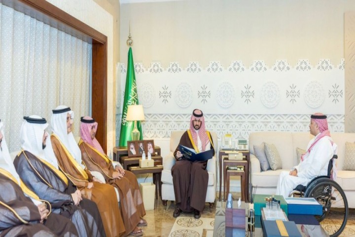 نائب أمير الشرقية يستقبل رئيس وأعضاء جمعية طويق