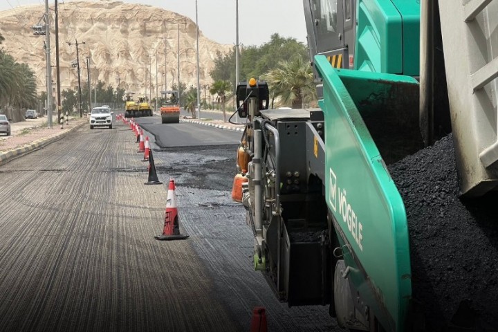 أمانة الأحساء تطلق أعمال سفلتة شارع علي بن أبي طالب بالعمران