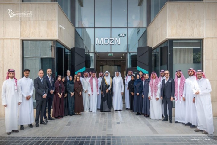 وزير الاتصالات يزور شركة مُزن ويشيد بحلولها في الذكاء الاصطناعي