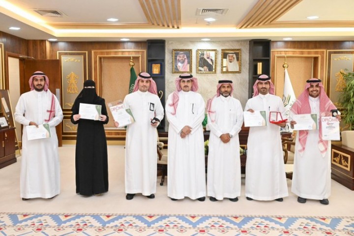 رئيس جامعة المجمعة يستقبل فريق الجامعة المشارك في معرض جنيف الدولي 2026