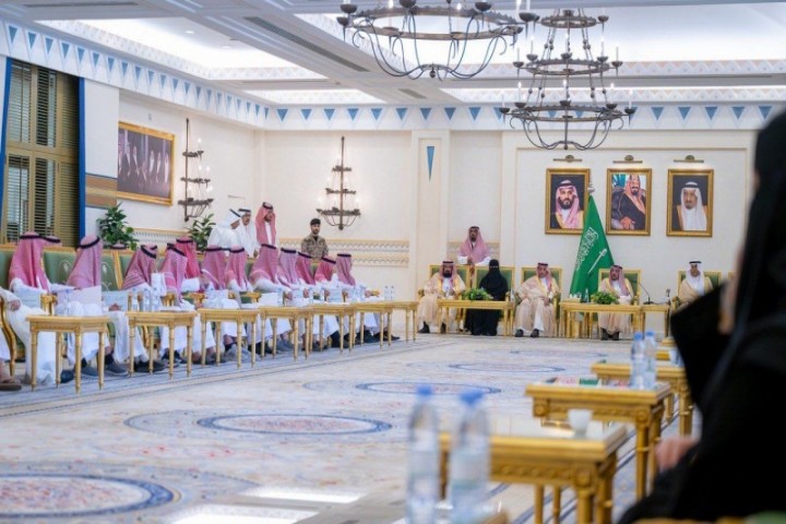 أمير القصيم يكرّم 38 طالبًا وطالبة بجائزة منافس