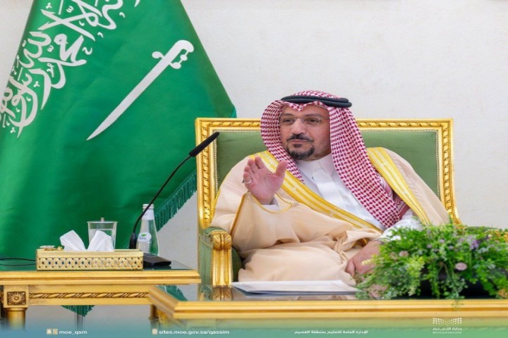 أمير القصيم يعبر عن فخره بإنجاز طلاب تعليم المنطقة في جائزة منافس