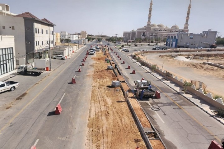 بلدية عيون الجواء تواصل توسعة طريق الملك فهد