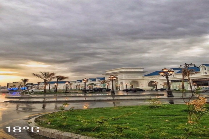 سماء الطائف تكتسي بسحب ماطرة ترسم مشاهد طبيعية آسرة