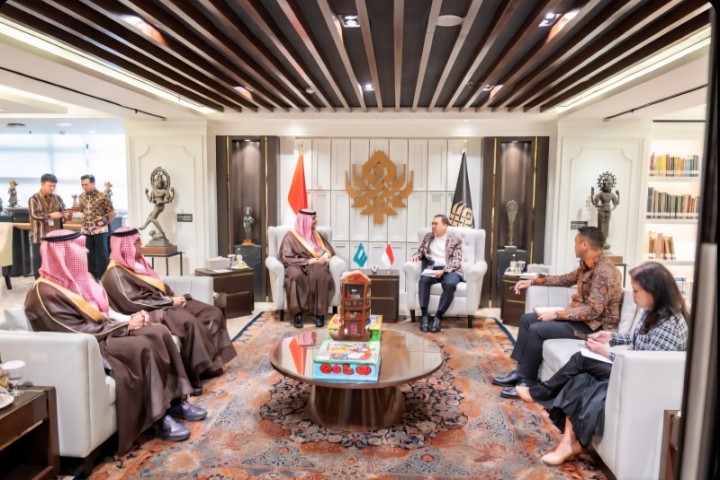 وزير الثقافة يزور متحف إندونيسيا الوطني في العاصمة جاكرتا