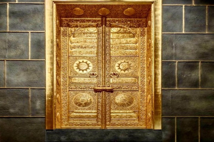 متحف القرآن الكريم يبرز جماليات باب الكعبة المشرفة في عرض تفاعلي