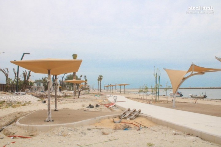 بلدية الدمام تواصل أعمال تطوير شاطئ القوارب