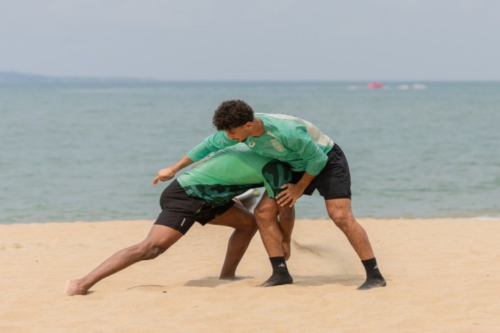فريق السعودية للمصارعة الشاطئية يواصل استعداداته في سانيا الصينية