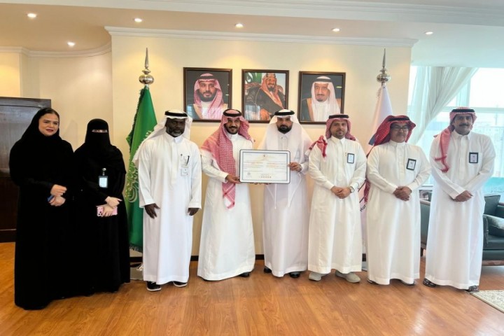 فرع الهلال الأحمر بمكة يمنح هيئة حقوق الإنسان شهادة الامتثال الإسعافي