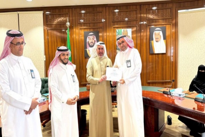 تعليم عسير يكرّم المتميزين في تنفيذ برامج القدرات والتحصيلي