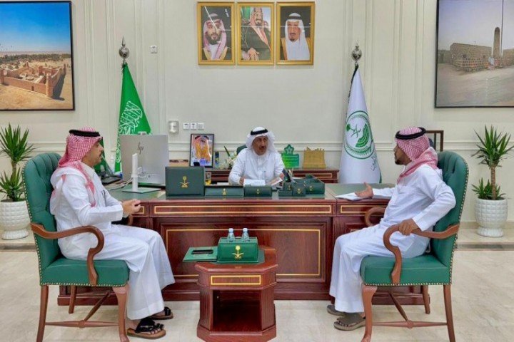 محافظ القريات يناقش تطوير مهرجان قريات الملح