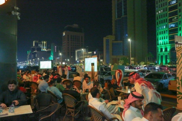 الخبر.. مدينة لا تنام ومقاهي تنبض بالحياة حتى المساء