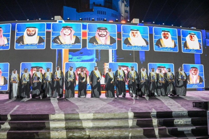 أمير حائل يكرّم المتفوقين من خريجي جامعة حائل