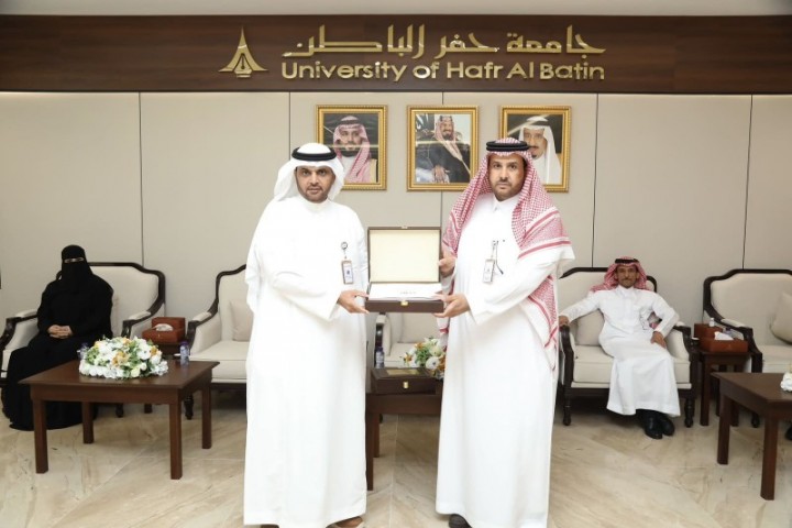 رئيس جامعة حفر الباطن يستعرض التقرير السنوي لوكالة الجامعة