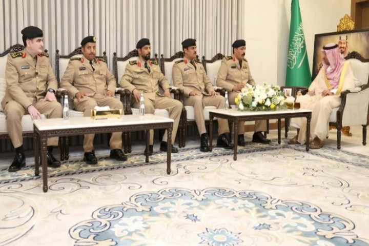 أمير نجران يُشيد بجهود حرس الحدود ويقلّد عددًا من الضباط رتبهم الجديدة