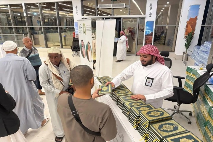 الشوؤن الاسلامية تُواصل توزيع هدية المصحف على الحجاج اليمنيين عبر منفذ الوديعة