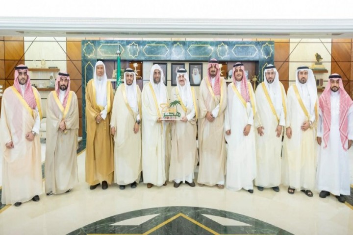 سمو أمير المنطقة الشرقية يستقبل رئيس مجلس إدارة جمعية قبس للقرآن