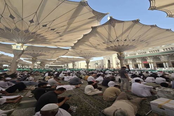 توافد ضيوف الرحمن إلى المسجد النبوي بعد الحج في أول جمعه