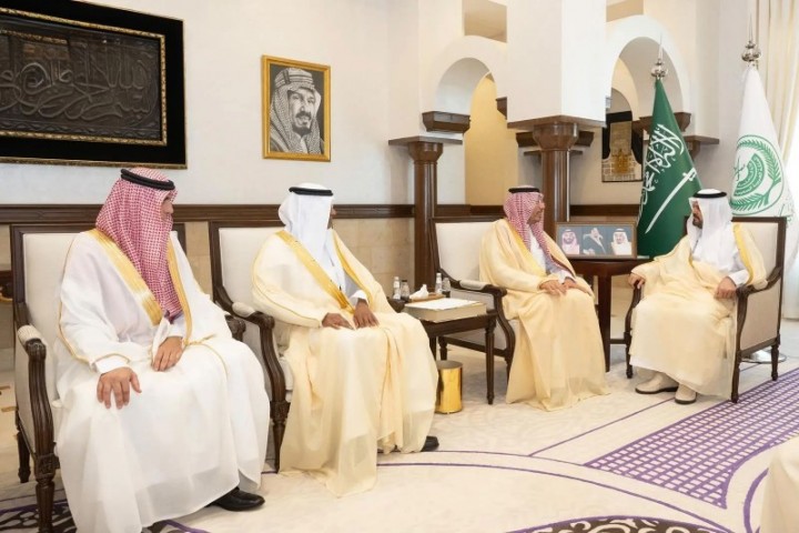 سمو نائب أمير مكة يطّلع على خطط تطوير مستشفى الملك فيصل التخصصي