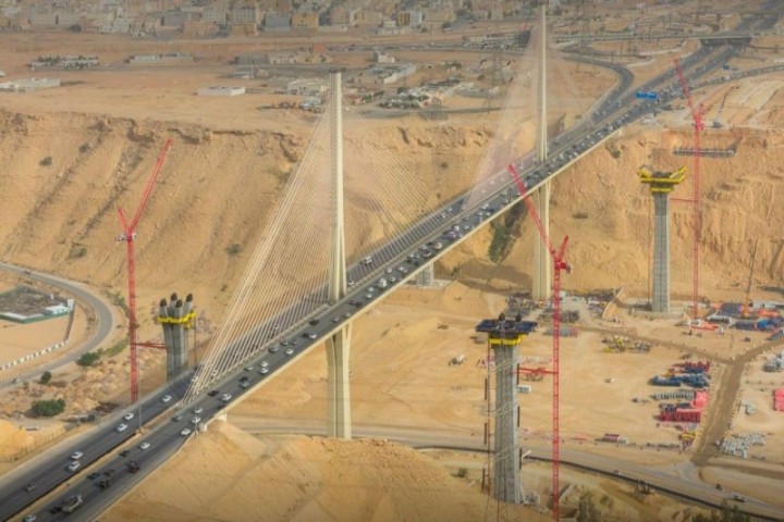 تنفيذ الجسرين الموازيين لجسر وادي لبن يحقق 28٪ من الإنجاز