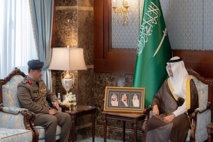 محافظ الأحساء يستقبل مدير الدفاع المدني ويطلع على الخطط التطويرية