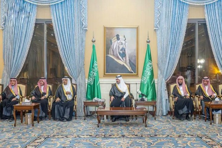 نائب أمير تبوك يكرّم المشاركين في أعمال حج منفذ حالة عمار تقديرًا لجهودهم