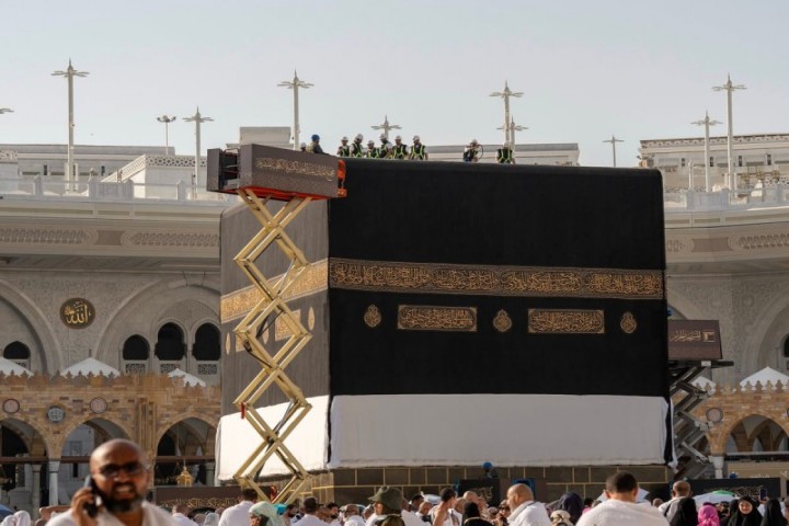 الكعبة المشرفة تكتسي ثوبها الجديد مع مطلع العام الهجري 1448هـ