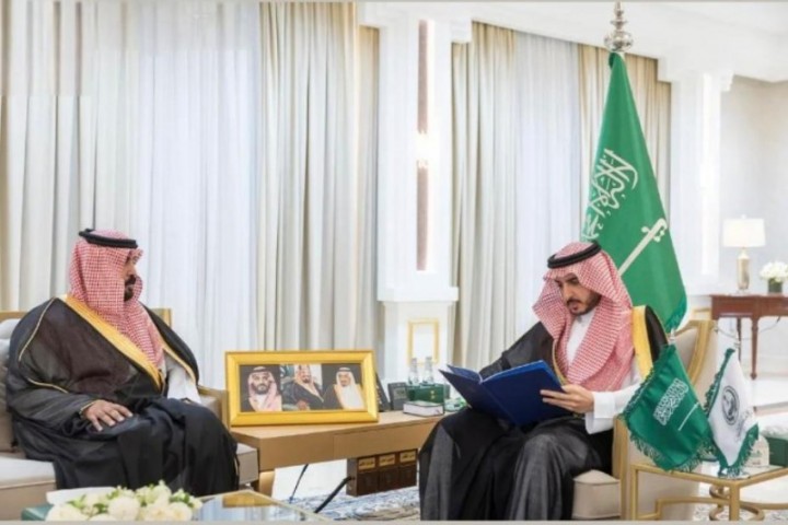أمير الجوف يستقبل مدير فرع الإحصاء ويطّلع على التقرير السنوي للمنطقة