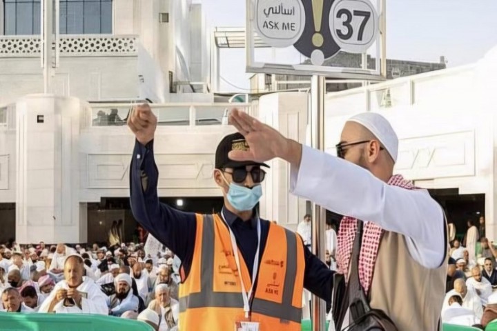 الفرق الراجلة  تواصل خدمة زوار الحرمين.