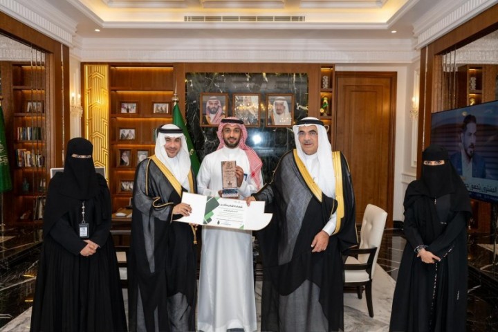 أمين الشرقية يكرّم ممثلي الأمانة  في معسكر  بلدي لخدمة ضيوف الرحمن