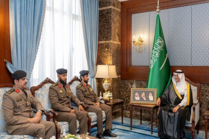 سمو محافظ الأحساء يقلّد مدير الشرطة وعددًا من الضباط رتبهم الجديدة