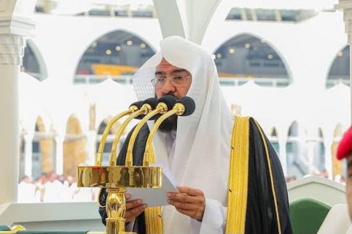 السديس: التمسك بالدين حصن الأمة في مواجهة الفتن والمحن