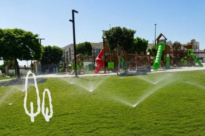 بلدية خميس مشيط تواصل العناية بالحدائق والمسطحات الخضراء