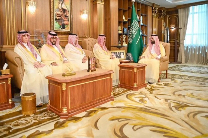 أمير جازان يستقبل رئيس اللجنة الوطنية للجان العمالية