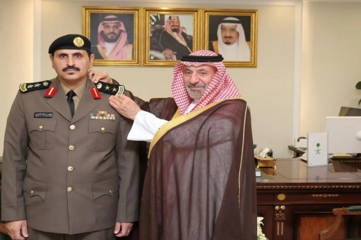 أمير نجران يقلّد قيادات أمنية رتبهم الجديدة