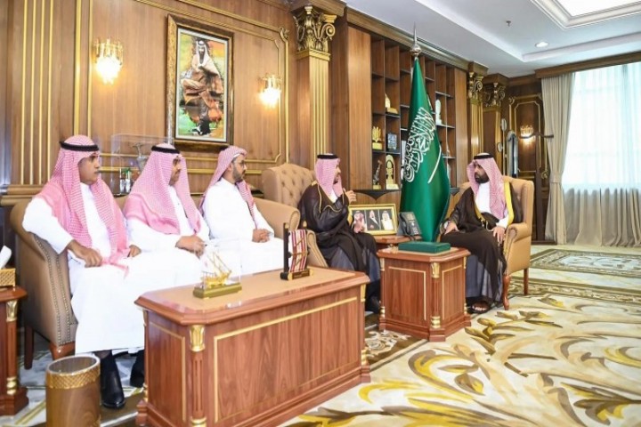 أمير جازان يطّلع على التقرير السنوي لمركز تنمية الغطاء النباتي
