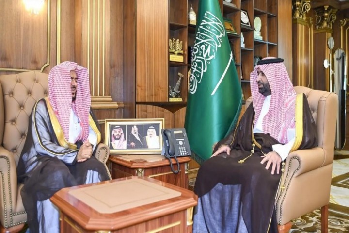 أمير جازان يهنئ الشيخ خالد معافى بعضوية المحكمة العليا
