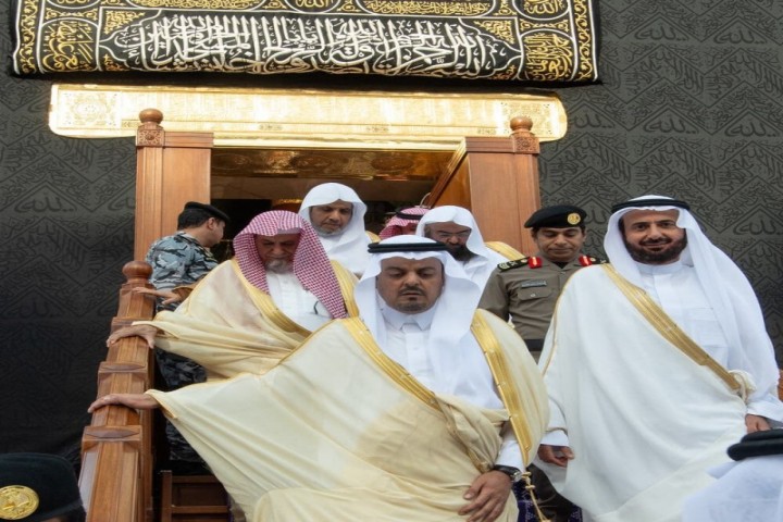 نيابةً عن خادم الحرمين.. نائب أمير مكة يشرف على غسل الكعبة المشرفة