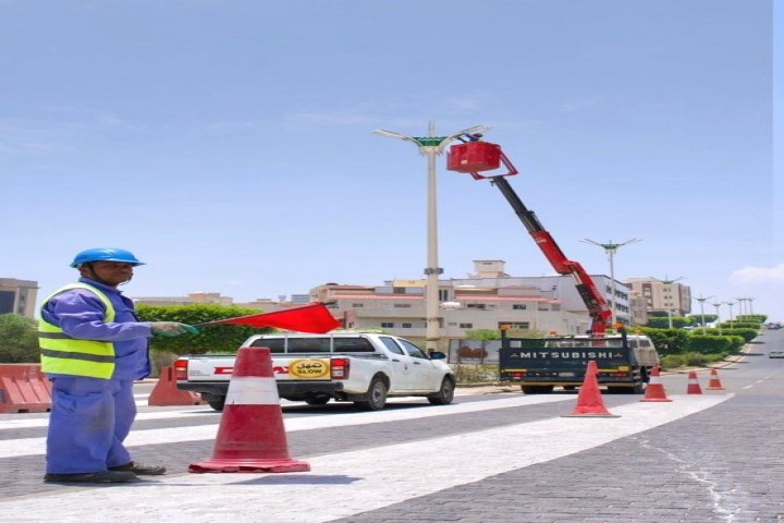 أمانة الباحة تواصل صيانة إنارة الطرق لتعزيز السلامة
