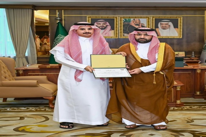 أمير جازان يكرّم عددًا من موظفي وكالة الحقوق بالإمارة