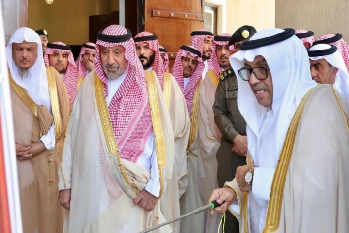 أمير نجران يتابع تطوير حي أبا السعود ويشيد بتأهيل مسجد الزبير