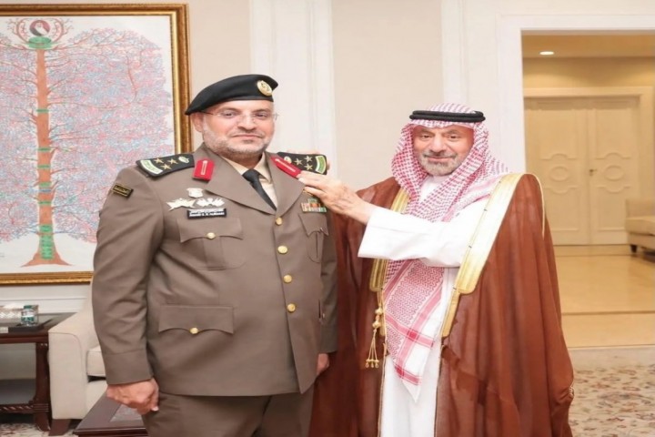 أمير نجران يقلد العميد خالد البقمي رتبته الجديدة