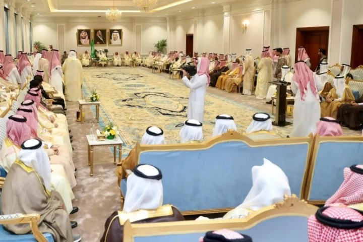 أمير نجران يستقبل المهنئين بتمديد خدمته أربع سنوات