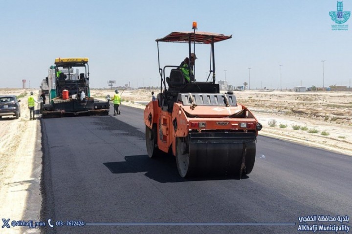بلدية محافظة الخفجي تواصل إنشاء مداخل حي جوهرة
