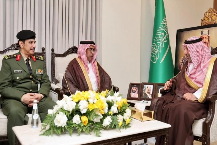 أمير نجران يكرم مدير السجون السابق ويستقبل المدير المكلف