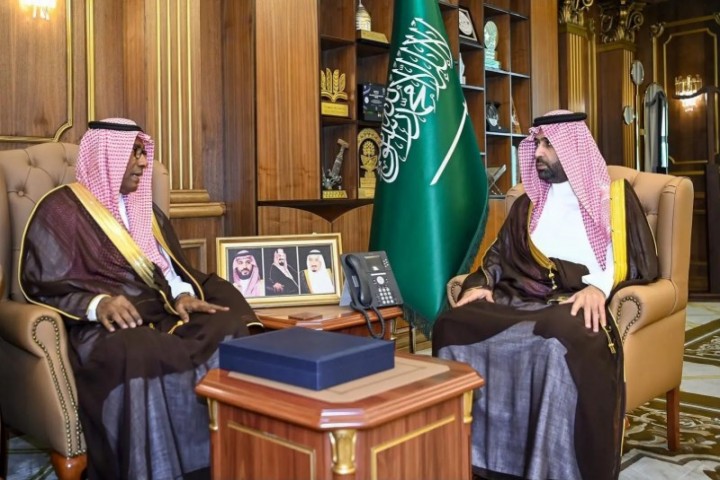 أمير جازان يطّلع على التقرير السنوي لجامعة جازان 2025